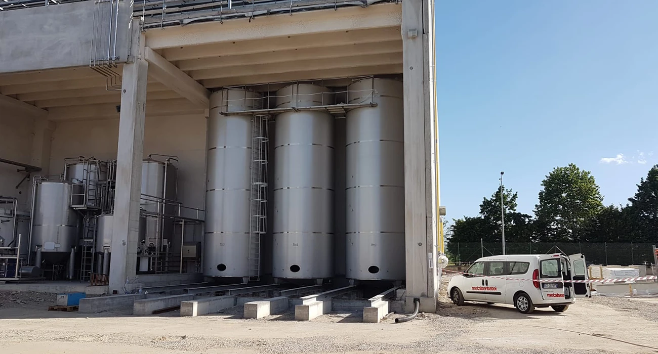 Presso lo stabilimento di Inalca S.p.A. di Castelvetro di Modena (Gruppo Cremonini) Metalserbatoi ha progettato, realizzato ed installato N. 6 serbatoi in acciaio inox AISI 304 da 55 m3/cad. per lo stoccaggio di di sego animale.