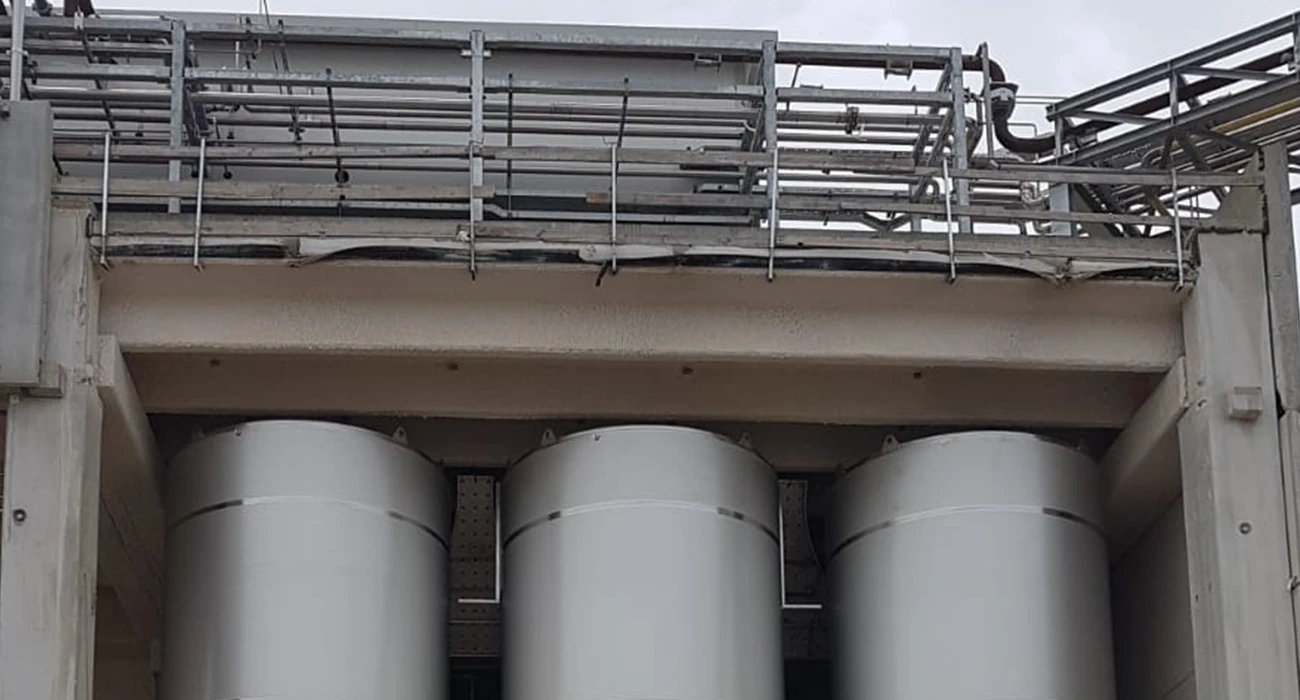 Presso lo stabilimento di Inalca S.p.A. di Castelvetro di Modena (Gruppo Cremonini) Metalserbatoi ha progettato, realizzato ed installato N. 6 serbatoi in acciaio inox AISI 304 da 55 m3/cad. per lo stoccaggio di di sego animale.