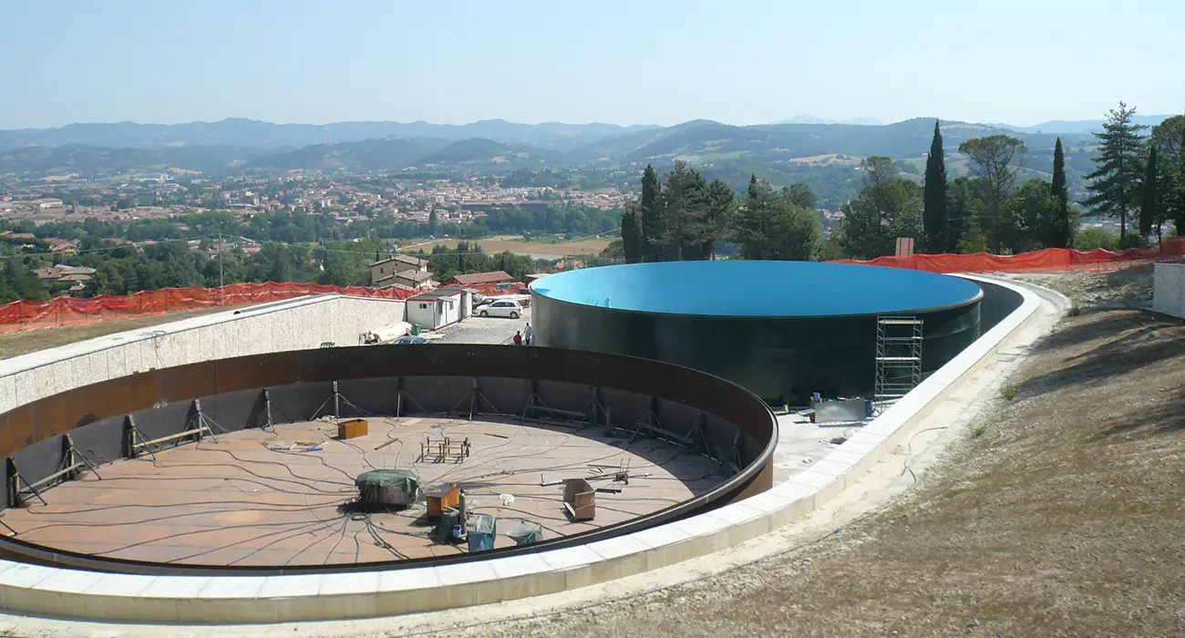 Serbatoi saldati, cisterne e vasche di grande capacità e dimensioni