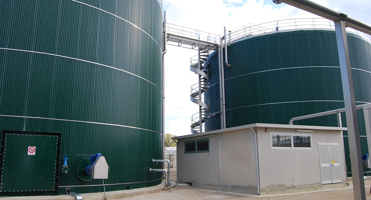 Fattoria Autonoma Tabacchi (FAT) di Città di Castello, Metalserbatoi ha realizzato il digestore primario, il secondario, il gasometro, il serbatoio d’idrolisi, filtri ed altri accessori per la centrale a Biomasse di Giove.